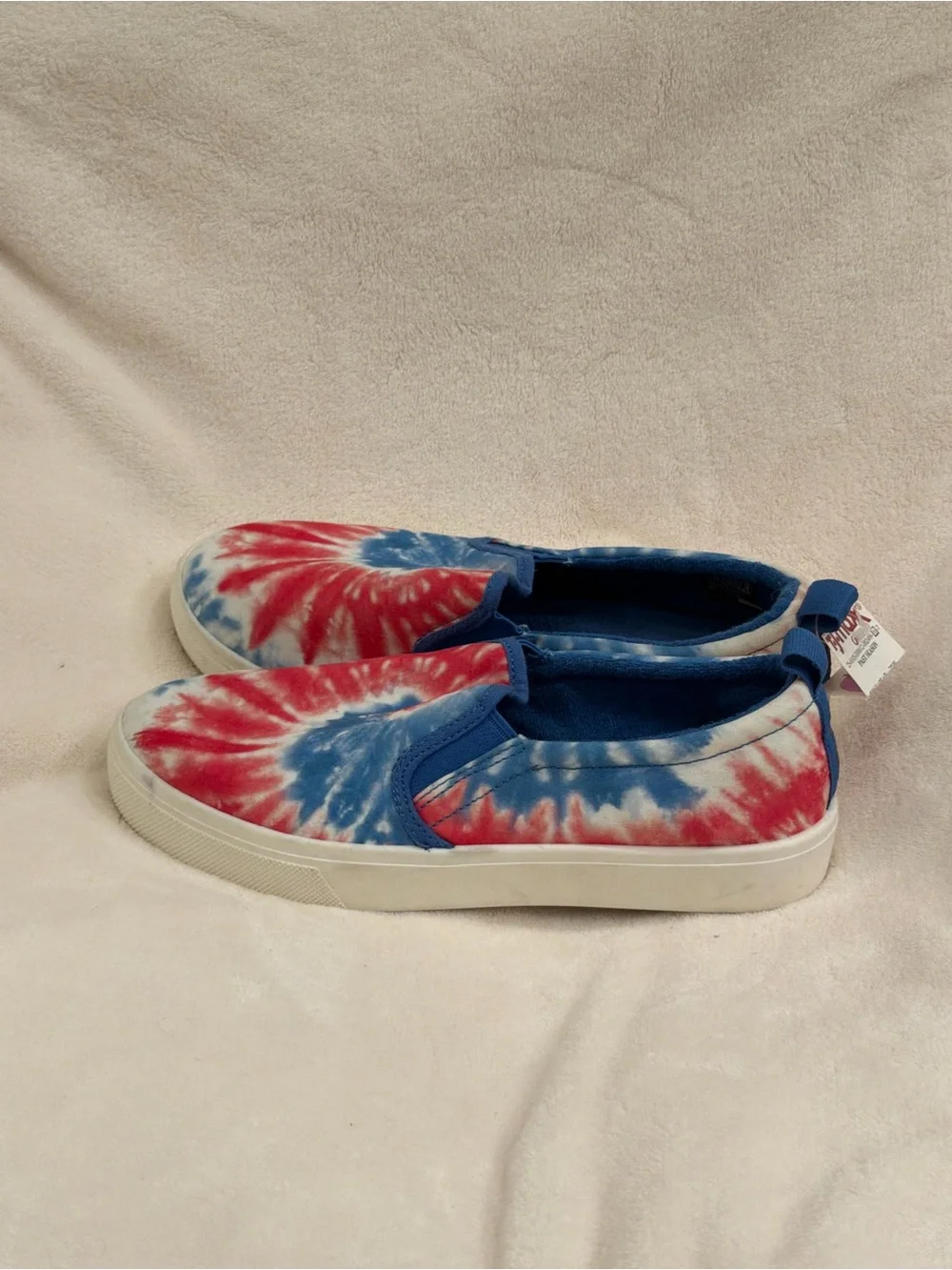 NWT Women’s Red & Bed Skechers Tie-Dye Slip-On Sneakers